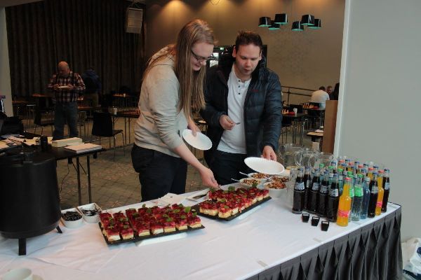 Sultne sjakkfolk får servert kake.